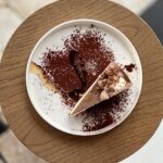 Šárka Divácká Instagram - Naše novinka: BUĎ „HRNEČKU VAŘ“ cheesecake Naše milé sladké Brno. Pojď se s námi mrknout na pohádku „Hrnečku vař.“ Jestli si jí chcete připomenout, byla o mladé holce, její chudé matce, žebračce a roztodivném hrníčku. Ovládat jste ho mohli pomocí slůvek „Vař“ a „Dost!. Když jste ho zapomněli „odvolat“ prokousávali se kaší všichni sedláci ve vesnici. A vy se nově můžete prokousávat tou naší, KAŠÍ. Na rozdíl od té pohádkové, ta naše krupičná kaše je kromě kakaa a skořice ochucená ještě čokoládou a kokosem. Posypaná karamelovou drobenkou a přelitá máslem. A DOST. POHÁDKY JE KONEC! 😊 Odkaz na náš objednavkový formulář najdete v BIU 😉🙏. SORRY - PEČEME JINAK