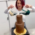 Šárka Divácká Instagram – ZÍTRA (28/12) OPĚT OTEVŘENO!☃️ Naši milí polní i ti přespolní. A je po Vánocích! Ale do Silvestra zbývá ještě pořád pár dnů. ✨No, a jak s nimi naložit? Přesně podle toho, jak praví toto přísloví: „Každý má naloženo tolik co unese.“ A tak se k nám zítra zastavte na pořádný kus dortu. Už je jen na vás kolik toho unesete/zvládnete. 😉Ale zase pozor, nezapomeňte na další přísloví: „Hladoví si naloží víc, než mohou.“ 😅🍰Tak to s tím sladkým nepřežeňte. Než to tedy vezmete přes nás, zastavte se naproti do Ramenu. Ti mají také otevřeno. 🤗🫶 #sorrypecemejinak #mirrorglaze #mirrorglazecake #pouringart #pastry #pastrychef #kamvbrne @ramenbrno SORRY – PEČEME JINAK