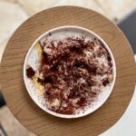 Šárka Divácká Instagram - Naše novinka: BUĎ „HRNEČKU VAŘ“ cheesecake Naše milé sladké Brno. Pojď se s námi mrknout na pohádku „Hrnečku vař.“ Jestli si jí chcete připomenout, byla o mladé holce, její chudé matce, žebračce a roztodivném hrníčku. Ovládat jste ho mohli pomocí slůvek „Vař“ a „Dost!. Když jste ho zapomněli „odvolat“ prokousávali se kaší všichni sedláci ve vesnici. A vy se nově můžete prokousávat tou naší, KAŠÍ. Na rozdíl od té pohádkové, ta naše krupičná kaše je kromě kakaa a skořice ochucená ještě čokoládou a kokosem. Posypaná karamelovou drobenkou a přelitá máslem. A DOST. POHÁDKY JE KONEC! 😊 Odkaz na náš objednavkový formulář najdete v BIU 😉🙏. SORRY - PEČEME JINAK