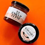 Šárka Divácká Instagram – Naše milá sladká Česká republiko. Myslela sis, že naše O chlup lepší vánoční nabídka se týká jen likérů? ✨🎄Tušíš správně, že u nás to nebude tak jednoduché 😉. O chlup lepší rodina se rozrostla o KARAMELY. A v čem jsou “lepší a jiné”? Kouzlo je v tom, jak dlouho se vaří. Nakonec se z celé směsi musí odvařit takové množství „tekutiny“, kdy jak mávnutím kouzelného proutku se z tekutého karamelu stane vlastně “taková karamelová pomazánka”. 🙏Máme 5 druhů, včetně jednoho veganského. ✨ A co s ní mám jako udělat”, už slyšíme? 
1)	“Na lžičku”
2)	Na vánočku nebo na chleba
3)	Do jogurtu nebo zamíchat do kaše 
4)	Naplnit s ní cukroví nebo dort
5)	Na palačinky nebo na lívance
6)	A další tipy na využití nám pište do komentáře. Budeme „o chlup víc“ rády. 🎄 Odkaz najdete v BIU. Odkaz na dortový objednávkový formulář na vás pro změnu vyskočí na našich fcb stránkách. ❤️✨ #sorrypecemejinak #caramel #ahairbetter #ochluplepsi # #christmas #brno #brnocity #vegan #pastrychef #pastry #mango #passionfruit #edibleflower #coconut #honey #chailatte #chocolate #nut SORRY – PEČEME JINAK