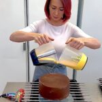 Šárka Divácká Instagram – CUKRÁŘ/CUKRÁŘKA HPP WANTED 🌞OBSLUHA ZA BAR (BRIGÁDA) TAKTÉŽ WANTED
Naši milí polní i ti přespolní. A je to tady … Cukráři se nám žení, cukrářky vdávají, stěhují a časem k nim přiletí čáp. Placoví lidé zase  jednoho dne dostudují. A tak se na vás obracíme s prosbou, zda ve svém okolí nemáte někoho, kdo má rád ruce od čokolády, skřípající cukr mezi zuby, mouku používá místo pudřenky nebo kávu používá místo ústní vody. 🤗 Bojíte se? Nebojte. A když – pořiďte si medvídka mývala a přijďte se nám ukázat. 🐻
Co požadujeme/koho hledáme? Ideálně toho, kdo chce s námi dál rozvíjet Sorry, pečeme jinak. Je odolný stresu, manuálně zručný a ví, co obnáší práce v gastru. Co si budeme – pracujeme krátký/dlouhý týden. 
A co nabízíme? Skvělou partu lidí. Pochopení principů cukrařiny a časem porozumění cukrářské technologie a potravinářské chemii. Naučíte se také poznávat sami sebe, kde jsou vaše limity a kreativně smýšlet. 🤗 Za kávovarem zase pochopíte princip preinfuze, extrakce a další. 
O všem ostatním si s vámi rádi popovídáme u pohovoru a na zkušební směně vše uvidíte na vlastní oči. 👁️Jedno vám ale už teď slíbit můžeme – BUDE TO JÍZDA 🏂🏎️
Moc děkujeme všem za případná sdílení a těšíme se na vaše emaily na info@sorry-jinak.cz 🙏❤️ Ten, kdo by si rád objednal dort, nechť rozklikne odkaz v BIU 🤗🙏#pastry #mirrorglaze #mirrorglazecake #pastryart #chefs #chefslife #crazycake SORRY – PEČEME JINAK