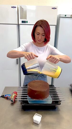 Šárka Divácká Instagram - CUKRÁŘ/CUKRÁŘKA HPP WANTED 🌞OBSLUHA ZA BAR (BRIGÁDA) TAKTÉŽ WANTED
Naši milí polní i ti přespolní. A je to tady … Cukráři se nám žení, cukrářky vdávají, stěhují a časem k nim přiletí čáp. Placoví lidé zase  jednoho dne dostudují. A tak se na vás obracíme s prosbou, zda ve svém okolí nemáte někoho, kdo má rád ruce od čokolády, skřípající cukr mezi zuby, mouku používá místo pudřenky nebo kávu používá místo ústní vody. 🤗 Bojíte se? Nebojte. A když – pořiďte si medvídka mývala a přijďte se nám ukázat. 🐻
Co požadujeme/koho hledáme? Ideálně toho, kdo chce s námi dál rozvíjet Sorry, pečeme jinak. Je odolný stresu, manuálně zručný a ví, co obnáší práce v gastru. Co si budeme – pracujeme krátký/dlouhý týden. 
A co nabízíme? Skvělou partu lidí. Pochopení principů cukrařiny a časem porozumění cukrářské technologie a potravinářské chemii. Naučíte se také poznávat sami sebe, kde jsou vaše limity a kreativně smýšlet. 🤗 Za kávovarem zase pochopíte princip preinfuze, extrakce a další. 
O všem ostatním si s vámi rádi popovídáme u pohovoru a na zkušební směně vše uvidíte na vlastní oči. 👁️Jedno vám ale už teď slíbit můžeme – BUDE TO JÍZDA 🏂🏎️
Moc děkujeme všem za případná sdílení a těšíme se na vaše emaily na info@sorry-jinak.cz 🙏❤️ Ten, kdo by si rád objednal dort, nechť rozklikne odkaz v BIU 🤗🙏#pastry #mirrorglaze #mirrorglazecake #pastryart #chefs #chefslife #crazycake