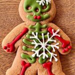 Šárka Divácká Instagram – Naši milí, po “O chlup lepších” likérech pro tebe máme další vánoční speciál.🎄Jelikož se rok s rokem zase sešel, vytáhli jsme ze skříně vánoční kostlivce. A nejen je, ale i našeho voodoo perníčka, jsme vánočně oblékli. ❄️ Oba jsou plní vánočního koření. Jak jinak. ✨🤗
Koupit si je můžete u nás, zarezervovat v “O chlup lepším” likérovém formuláři v BIU a pro ty přespolní posíláme po celé ČR i na Slovensko. ✨❤️ #sorrypecemejinak #christmas #gingerbread #gingerbreadman #gingerbreadcookies #skeleton #brno #brnomycity #kamvbrne SORRY – PEČEME JINAK