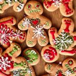 Šárka Divácká Instagram – Naši milí, po “O chlup lepších” likérech pro tebe máme další vánoční speciál.🎄Jelikož se rok s rokem zase sešel, vytáhli jsme ze skříně vánoční kostlivce. A nejen je, ale i našeho voodoo perníčka, jsme vánočně oblékli. ❄️ Oba jsou plní vánočního koření. Jak jinak. ✨🤗
Koupit si je můžete u nás, zarezervovat v “O chlup lepším” likérovém formuláři v BIU a pro ty přespolní posíláme po celé ČR i na Slovensko. ✨❤️ #sorrypecemejinak #christmas #gingerbread #gingerbreadman #gingerbreadcookies #skeleton #brno #brnomycity #kamvbrne SORRY – PEČEME JINAK