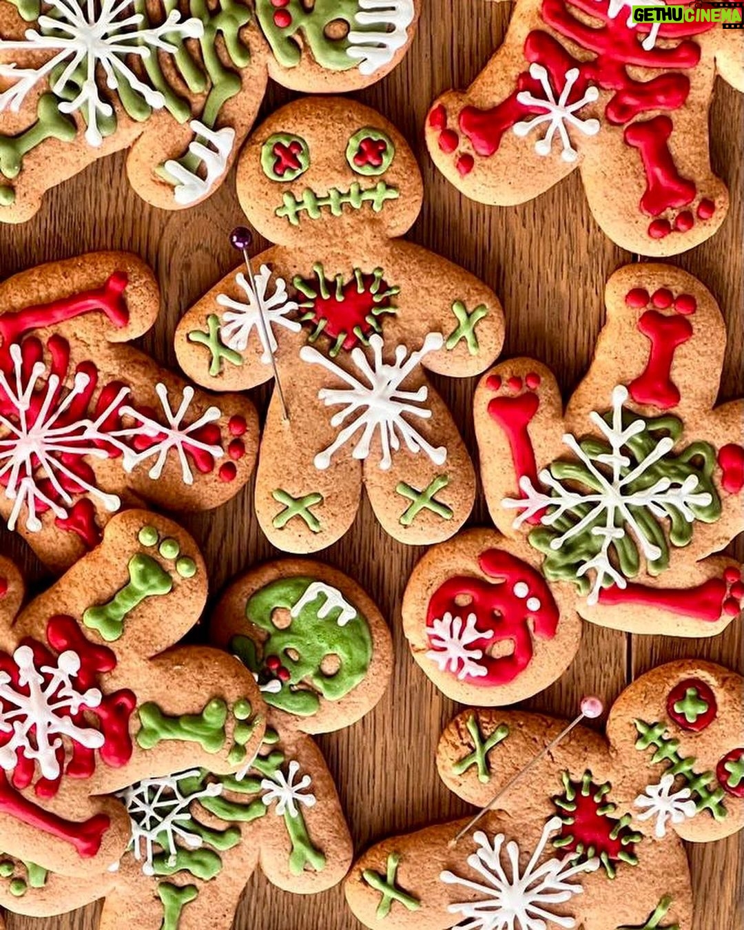 Šárka Divácká Instagram - Naši milí, po “O chlup lepších” likérech pro tebe máme další vánoční speciál.🎄Jelikož se rok s rokem zase sešel, vytáhli jsme ze skříně vánoční kostlivce. A nejen je, ale i našeho voodoo perníčka, jsme vánočně oblékli. ❄️ Oba jsou plní vánočního koření. Jak jinak. ✨🤗 Koupit si je můžete u nás, zarezervovat v “O chlup lepším” likérovém formuláři v BIU a pro ty přespolní posíláme po celé ČR i na Slovensko. ✨❤️ #sorrypecemejinak #christmas #gingerbread #gingerbreadman #gingerbreadcookies #skeleton #brno #brnomycity #kamvbrne SORRY - PEČEME JINAK