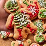 Šárka Divácká Instagram – Naši milí, po “O chlup lepších” likérech pro tebe máme další vánoční speciál.🎄Jelikož se rok s rokem zase sešel, vytáhli jsme ze skříně vánoční kostlivce. A nejen je, ale i našeho voodoo perníčka, jsme vánočně oblékli. ❄️ Oba jsou plní vánočního koření. Jak jinak. ✨🤗
Koupit si je můžete u nás, zarezervovat v “O chlup lepším” likérovém formuláři v BIU a pro ty přespolní posíláme po celé ČR i na Slovensko. ✨❤️ #sorrypecemejinak #christmas #gingerbread #gingerbreadman #gingerbreadcookies #skeleton #brno #brnomycity #kamvbrne SORRY – PEČEME JINAK