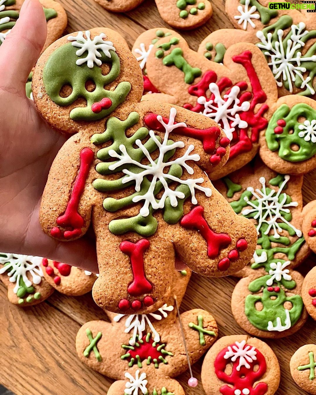 Šárka Divácká Instagram - Naši milí, po “O chlup lepších” likérech pro tebe máme další vánoční speciál.🎄Jelikož se rok s rokem zase sešel, vytáhli jsme ze skříně vánoční kostlivce. A nejen je, ale i našeho voodoo perníčka, jsme vánočně oblékli. ❄️ Oba jsou plní vánočního koření. Jak jinak. ✨🤗 Koupit si je můžete u nás, zarezervovat v “O chlup lepším” likérovém formuláři v BIU a pro ty přespolní posíláme po celé ČR i na Slovensko. ✨❤️ #sorrypecemejinak #christmas #gingerbread #gingerbreadman #gingerbreadcookies #skeleton #brno #brnomycity #kamvbrne SORRY - PEČEME JINAK
