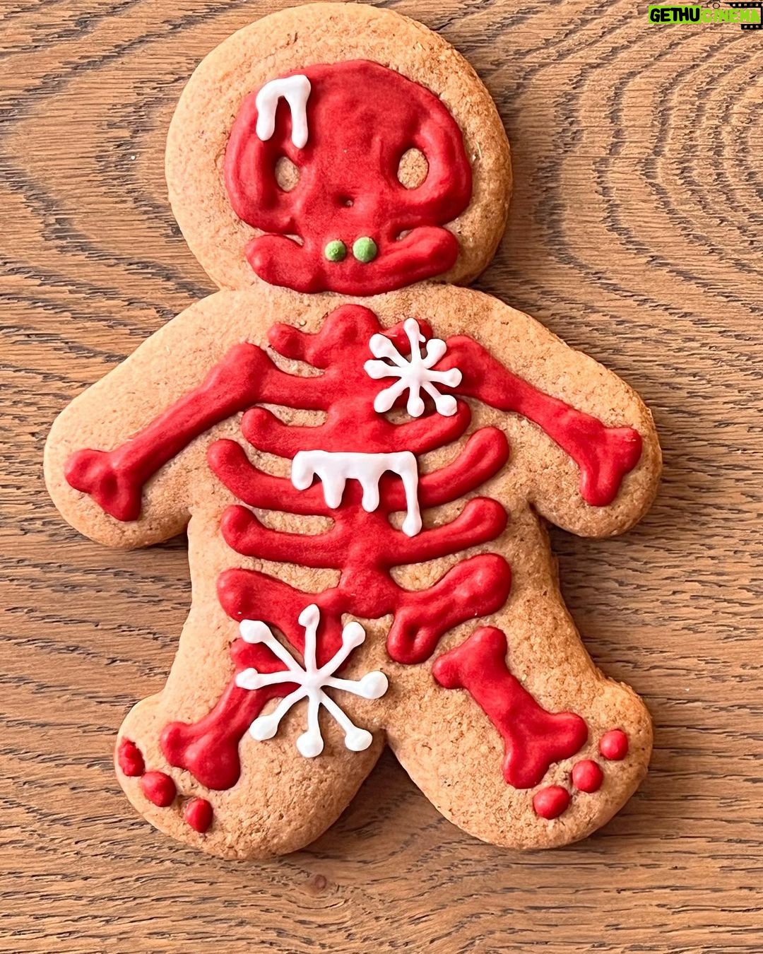 Šárka Divácká Instagram - Naši milí, po “O chlup lepších” likérech pro tebe máme další vánoční speciál.🎄Jelikož se rok s rokem zase sešel, vytáhli jsme ze skříně vánoční kostlivce. A nejen je, ale i našeho voodoo perníčka, jsme vánočně oblékli. ❄️ Oba jsou plní vánočního koření. Jak jinak. ✨🤗 Koupit si je můžete u nás, zarezervovat v “O chlup lepším” likérovém formuláři v BIU a pro ty přespolní posíláme po celé ČR i na Slovensko. ✨❤️ #sorrypecemejinak #christmas #gingerbread #gingerbreadman #gingerbreadcookies #skeleton #brno #brnomycity #kamvbrne SORRY - PEČEME JINAK
