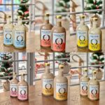 Šárka Divácká Instagram – O CHLUP LEPŠÍ VÁNOCE. 🎄Naše milé sladké Brno, a zas jsou tu Vánoce. Neradi bychom porušili vánoční zvyky, a tak, jako každý rok, vypouštíme do světa zbrusu novou vánoční kolekci čtyř O CHLUP LEPŠÍCH vaječných likérů. 🍾Najdete v nich nejoblíbenější vánoční chutě a vůně. A které to jsou? LOUSKÁČEK s lískovým oříškem a medem, PERNÍČEK s perníkovým kořením a pepřem, SNĚHULÁK s kokosem a peprmintem a MAROKÁNKU s hořkou čokoládou, pomerančem a arašídy. 
A nezapomněli jsme ani na naše stálice, likéry Ajrkoňak a Tonkovník, které jsme ale také „převlékli“ do nových kabátků. Ať jim to na štědrovečerní tabuli sluší. 🤗🎄Likéry zasíláme po celé České Republice i na Slovensko. Odkaz na objednávkový formulář, kde si můžete likéry rezervovat najdete na fcb nebo v BIU.
Nebo se prostě jen zastavte a vyzvedněte si je u nás osobně v Sorry, pečeme jinak. Šťastné a chlup lepší svátky… 🎄🍾 #sorrypecemejinak #eggnog #christmas #sweet #pastry #chef #gingerbread #snowman #morrocan #tonkabean #nutcracker #louskacek #pernicky #brno #brnocity SORRY – PEČEME JINAK
