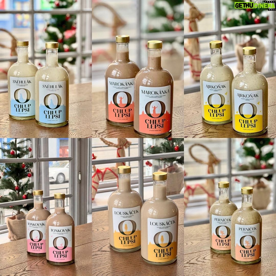 Šárka Divácká Instagram - O CHLUP LEPŠÍ VÁNOCE. 🎄Naše milé sladké Brno, a zas jsou tu Vánoce. Neradi bychom porušili vánoční zvyky, a tak, jako každý rok, vypouštíme do světa zbrusu novou vánoční kolekci čtyř O CHLUP LEPŠÍCH vaječných likérů. 🍾Najdete v nich nejoblíbenější vánoční chutě a vůně. A které to jsou? LOUSKÁČEK s lískovým oříškem a medem, PERNÍČEK s perníkovým kořením a pepřem, SNĚHULÁK s kokosem a peprmintem a MAROKÁNKU s hořkou čokoládou, pomerančem a arašídy. A nezapomněli jsme ani na naše stálice, likéry Ajrkoňak a Tonkovník, které jsme ale také „převlékli“ do nových kabátků. Ať jim to na štědrovečerní tabuli sluší. 🤗🎄Likéry zasíláme po celé České Republice i na Slovensko. Odkaz na objednávkový formulář, kde si můžete likéry rezervovat najdete na fcb nebo v BIU. Nebo se prostě jen zastavte a vyzvedněte si je u nás osobně v Sorry, pečeme jinak. Šťastné a chlup lepší svátky… 🎄🍾 #sorrypecemejinak #eggnog #christmas #sweet #pastry #chef #gingerbread #snowman #morrocan #tonkabean #nutcracker #louskacek #pernicky #brno #brnocity SORRY - PEČEME JINAK