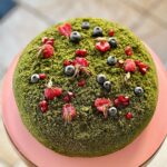Šárka Divácká Instagram – MECHOVÝ DORT VOL.2 🌲🍄LESNÍ BORŮVKY & FIALKA
Naši milí polní i ti přespolní. Znáte tu pohádku o mechovém dortu? Že ne? Že jste ještě neslyšeli, jak vznikl náš dort z mechu a kapradí? O skřítcích hlínokutcích, listosběrcích či ovocnářích? A co Korumptnák, ten bájný pták, který žije kdesi hluboko v korunách stromů, kde odpočítává čas? Také nic? 💁‍♀️Nevadí. Důležité je, že hluboko v lesích, kde se z meruzalky, ostropestřce, trochy borovice, lišek a mnoho dalšího peče už odpradávna, dostane vždy až k nám do vitríny. Od té doby, kdy jsme ho společně poprvé představili celému světu, uteklo moře času a udělal radost tisícům a tisícům z vás. 🤗✨
A tak jsme po šesti letech, kdy se vůbec nezměnil, poprosili opět „ty z mechu a kapradí“, ať začnou přitápět pod kotlíkem. Vyčarovali jsme pro vás novou příchuť – LESNÍ BORŮVKY S FIALKOU. 
Vždyť už bylo na čase. 🤗 Snad vás bude bavit ještě více než jeho JAHODOVÝ předchůdce. 🍓
A co „kabátek“? Ten jsme MECHOVÉMU DORTU VOL.2 nechali stejný. Všichni jsme se schodli, že není potřeba měnit, co je již tak dokonalé – tvar lesního oblázku. 🤗

A kdy lesní hostina započne? Od zítra ho můžete přijít ochutnat k nám na Křídlovickou do SPJ. 🤗Objednávat celý dort můžete v dortovém formuláři v BIU. 

A skřítci? Ti už dávno nosí na stůl. Korumptnák totiž zase krákorů, ubývající světlo ho již ponouká, ať lesní hostina rychle započne. Ti schovaní různě za lístky malinovníku či ostružinovníku, vystrkují nosy a jdou blíže. 
„Hej hola, doneste tu zelenou nádheru a neperte se. Na všechny se dostane, je krásně zelený, vždyť vše vyrostlo v lese. Náš dort z mechu a kapradí s borůvkou a fialkou.“ 🌲🐾🐞 #mosscake #mosscakeoriginal #mechovydort #mechovydortoriginal #spinach #pistachio #violet #blueberries #cricket #crazycake #pastry #pastrychef #sorrypečemejinak SORRY – PEČEME JINAK