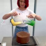 Šárka Divácká Instagram – RECEPT: MIRROR GLAZE POLEVA Z BÍLÉ ČOKOLÁDY A KONDENZOVANÉHO MLÉKA
Naši milí, ach ty polévané dorty. Vzbuzují ve Vás spoustu emocí. 🤗 A nejčastěji se nás ptáte na 3 věci: 
1)	Prozradíte nám recept? 👀
2)	Co to je za barvu na vlasech naší červené Šárky?
3)	Jak je možné, že to tričko je stále tak bílé a kde se dá koupit? 
Rozhodli jsme se, že na všechny Vaše otázky tedy odpovíme. Tak pojďme hezky postupně. 🤗

1)	RECEPT MIRROR GLAZE POLEVA: 
–	150 g bílé čokolády
–	180 g kondenzované mléko
–	150 g cukr krystal
–	150 glukoza
–	100 g voda 
–	80 g voda
–	10 g želatina v prášku
Želatinu s 80 g studené vody necháme nabobtnat. Glukózu, cukr a 100 g vody svaříme. Odstavíme stranou. Po cca 10-ti minutách přidáme kondenzované mléko, bílou čokoládu a nabobtnanou želatinu. Promixujeme tyčovým mixérem. Obarvíme a používáme při teplotě od 32 st C do 36 st.C. Teplota záleží na hloubce promrznutí dortu a také na množství a druhu barev rozpustných ve vodě (příp.v tucích). Každá barva trochu jinak „zahušťuje“ nebo obráceně je příliš „volná“. Samotné slévání barev je technologicky náročné a vyžaduje ustálení barev a správné promixování polevy. V opačném případě se barvy rychle slijí a nevytvoří kýžený efekt (efekt „šneka“). 🤗
2)	Barvu na vlasy používá naše Šárka od firmy Goldwell (žádná placená reklama ani PP). Je bez peroxidu a šetrná k vlasům. Jen vám výrobce už neřekne, že při jejím „stahování“ (dámy vědí) vás čeká martirium. Tato nová technologie totiž nejde jen tak z vlasů a je potřeba být velmi opatrný. Takže naše červená Šárka bude červená ještě hodně dlouho. 💁‍♀️😅 
3)	Je nemožné bílé tričko udržet bílé při polévání dortů déle než 10 min. Trička vyrábí firma Stradivarius a vydrží vše. Dostanete z nich nejen cukrářské barvy, ale i skvrny od oleje při opravě motoru nebo válení se v trávě na Colours of Ostrava. 🤗🙏#sorrypecemejinak #mirrorglaze #mirrorglazecake #crazycake #pastry #pastrychef #pastrylove #pastryart #pastryinspiration #recipe SORRY – PEČEME JINAK