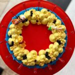 Šárka Divácká Instagram – MEDVÍDEK PÚ CHEESECAKE🍯🐻
Naši milí polní i ti přespolní, žili byli, kdesi daleko ve stokorcovém lese, zvířátka:
Ijáček, Prasátko, Králík, Tygr a Medvídek Pú. Známá to parta. ✨
A podle pana Milneho si tam žili vskutku šťastně. Ale to je jen zdání. On totiž takový život v lese není zrovna žádný med.🍯To se sem tam po lese proběhne slon, který vám všechen ten med chce sníst, prasátko se strachuje i sněhu za vlastními uši a tygr… o tom darmo mluvit. Skákat si po vlastním ocase? 🐯 A co narozeniny?  Na ty se ve stokorcovém lese také přece nezapomíná a slavit se musí. A to hodně svojsky. Teď naposledy totiž dortem od nás. Přímo pro samotného Medvídka Pú. A co obsahuje? 🍰 Medu spousty, javorového sirupu ještě více. Také ořechů a medovice. Tvarohu žejdlík pro zdraví. Nuž, chutnalo jim. Zvěřinci. Ode dneška ho u nás můžete ochutnat také. ❤️✨🍯

A teď malá ochutnávka z oslavy narozenin: 
„Pú, co chceš za dárek?“ ptá se prasátko
„Kdo, já?“ 
„Ano, ty?“ 
„Co chci já, vím nejlíp já sám.“
„Ale to je co?“
„Vím já!“ 🍯
 Dobrou noc a alou do blázince nebo k nám na dort MEDVÍDEK PÚ. #sorrypecemejinak #medvidek #winniethepooh #honey #honeycake #crazycake #pastrylife #nuts #cheesecake #cheesecakelovers #cheesecakefactory #wau SORRY – PEČEME JINAK