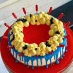 Šárka Divácká Instagram - MEDVÍDEK PÚ CHEESECAKE🍯🐻 Naši milí polní i ti přespolní, žili byli, kdesi daleko ve stokorcovém lese, zvířátka: Ijáček, Prasátko, Králík, Tygr a Medvídek Pú. Známá to parta. ✨ A podle pana Milneho si tam žili vskutku šťastně. Ale to je jen zdání. On totiž takový život v lese není zrovna žádný med.🍯To se sem tam po lese proběhne slon, který vám všechen ten med chce sníst, prasátko se strachuje i sněhu za vlastními uši a tygr… o tom darmo mluvit. Skákat si po vlastním ocase? 🐯 A co narozeniny? Na ty se ve stokorcovém lese také přece nezapomíná a slavit se musí. A to hodně svojsky. Teď naposledy totiž dortem od nás. Přímo pro samotného Medvídka Pú. A co obsahuje? 🍰 Medu spousty, javorového sirupu ještě více. Také ořechů a medovice. Tvarohu žejdlík pro zdraví. Nuž, chutnalo jim. Zvěřinci. Ode dneška ho u nás můžete ochutnat také. ❤️✨🍯 A teď malá ochutnávka z oslavy narozenin: „Pú, co chceš za dárek?“ ptá se prasátko „Kdo, já?“ „Ano, ty?“ „Co chci já, vím nejlíp já sám.“ „Ale to je co?“ „Vím já!“ 🍯 Dobrou noc a alou do blázince nebo k nám na dort MEDVÍDEK PÚ. #sorrypecemejinak #medvidek #winniethepooh #honey #honeycake #crazycake #pastrylife #nuts #cheesecake #cheesecakelovers #cheesecakefactory #wau SORRY - PEČEME JINAK