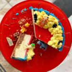 Šárka Divácká Instagram - MEDVÍDEK PÚ CHEESECAKE🍯🐻 Naši milí polní i ti přespolní, žili byli, kdesi daleko ve stokorcovém lese, zvířátka: Ijáček, Prasátko, Králík, Tygr a Medvídek Pú. Známá to parta. ✨ A podle pana Milneho si tam žili vskutku šťastně. Ale to je jen zdání. On totiž takový život v lese není zrovna žádný med.🍯To se sem tam po lese proběhne slon, který vám všechen ten med chce sníst, prasátko se strachuje i sněhu za vlastními uši a tygr… o tom darmo mluvit. Skákat si po vlastním ocase? 🐯 A co narozeniny? Na ty se ve stokorcovém lese také přece nezapomíná a slavit se musí. A to hodně svojsky. Teď naposledy totiž dortem od nás. Přímo pro samotného Medvídka Pú. A co obsahuje? 🍰 Medu spousty, javorového sirupu ještě více. Také ořechů a medovice. Tvarohu žejdlík pro zdraví. Nuž, chutnalo jim. Zvěřinci. Ode dneška ho u nás můžete ochutnat také. ❤️✨🍯 A teď malá ochutnávka z oslavy narozenin: „Pú, co chceš za dárek?“ ptá se prasátko „Kdo, já?“ „Ano, ty?“ „Co chci já, vím nejlíp já sám.“ „Ale to je co?“ „Vím já!“ 🍯 Dobrou noc a alou do blázince nebo k nám na dort MEDVÍDEK PÚ. #sorrypecemejinak #medvidek #winniethepooh #honey #honeycake #crazycake #pastrylife #nuts #cheesecake #cheesecakelovers #cheesecakefactory #wau SORRY - PEČEME JINAK