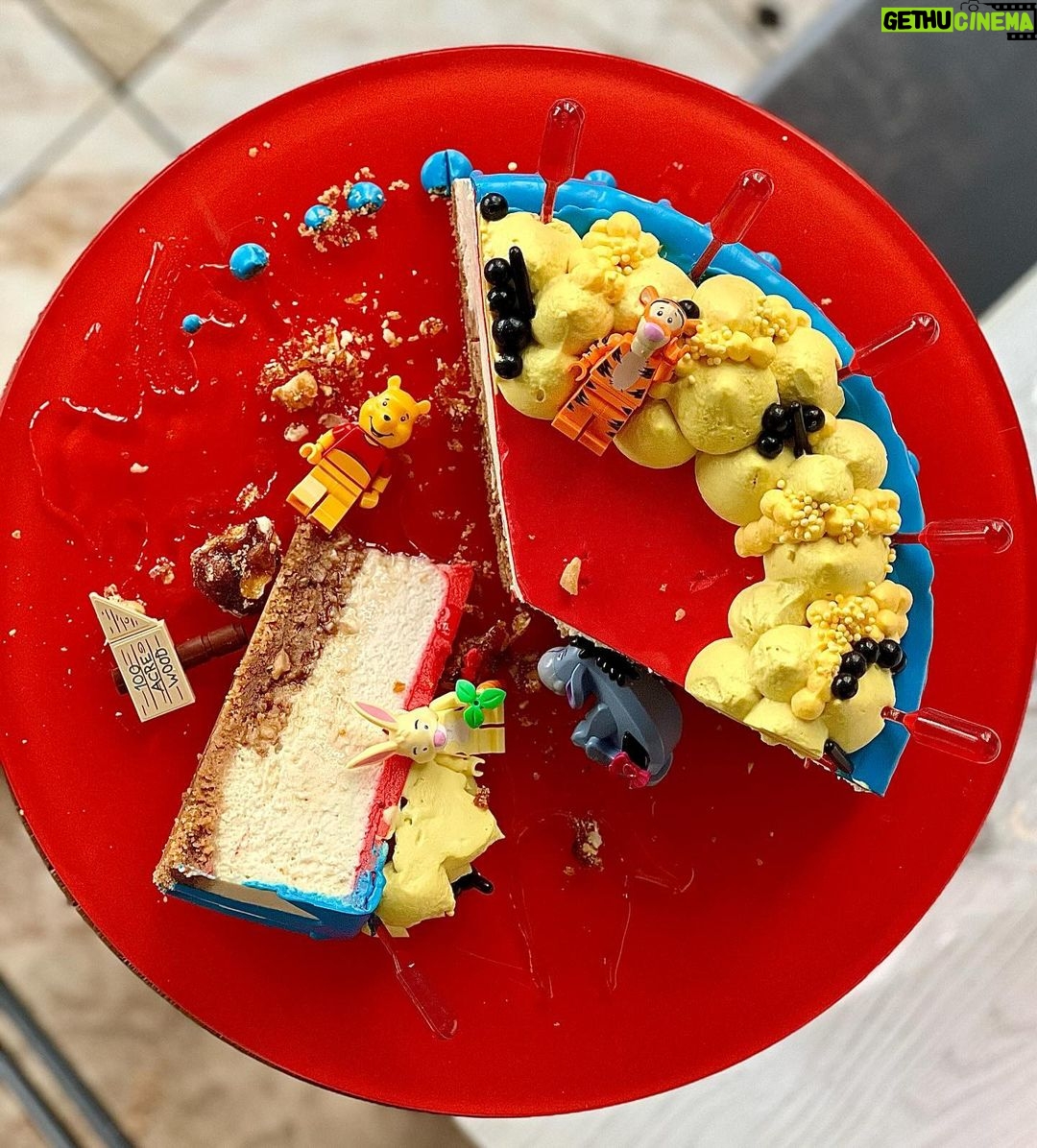 Šárka Divácká Instagram - MEDVÍDEK PÚ CHEESECAKE🍯🐻 Naši milí polní i ti přespolní, žili byli, kdesi daleko ve stokorcovém lese, zvířátka: Ijáček, Prasátko, Králík, Tygr a Medvídek Pú. Známá to parta. ✨ A podle pana Milneho si tam žili vskutku šťastně. Ale to je jen zdání. On totiž takový život v lese není zrovna žádný med.🍯To se sem tam po lese proběhne slon, který vám všechen ten med chce sníst, prasátko se strachuje i sněhu za vlastními uši a tygr… o tom darmo mluvit. Skákat si po vlastním ocase? 🐯 A co narozeniny? Na ty se ve stokorcovém lese také přece nezapomíná a slavit se musí. A to hodně svojsky. Teď naposledy totiž dortem od nás. Přímo pro samotného Medvídka Pú. A co obsahuje? 🍰 Medu spousty, javorového sirupu ještě více. Také ořechů a medovice. Tvarohu žejdlík pro zdraví. Nuž, chutnalo jim. Zvěřinci. Ode dneška ho u nás můžete ochutnat také. ❤️✨🍯 A teď malá ochutnávka z oslavy narozenin: „Pú, co chceš za dárek?“ ptá se prasátko „Kdo, já?“ „Ano, ty?“ „Co chci já, vím nejlíp já sám.“ „Ale to je co?“ „Vím já!“ 🍯 Dobrou noc a alou do blázince nebo k nám na dort MEDVÍDEK PÚ. #sorrypecemejinak #medvidek #winniethepooh #honey #honeycake #crazycake #pastrylife #nuts #cheesecake #cheesecakelovers #cheesecakefactory #wau SORRY - PEČEME JINAK