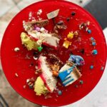 Šárka Divácká Instagram - MEDVÍDEK PÚ CHEESECAKE🍯🐻 Naši milí polní i ti přespolní, žili byli, kdesi daleko ve stokorcovém lese, zvířátka: Ijáček, Prasátko, Králík, Tygr a Medvídek Pú. Známá to parta. ✨ A podle pana Milneho si tam žili vskutku šťastně. Ale to je jen zdání. On totiž takový život v lese není zrovna žádný med.🍯To se sem tam po lese proběhne slon, který vám všechen ten med chce sníst, prasátko se strachuje i sněhu za vlastními uši a tygr… o tom darmo mluvit. Skákat si po vlastním ocase? 🐯 A co narozeniny? Na ty se ve stokorcovém lese také přece nezapomíná a slavit se musí. A to hodně svojsky. Teď naposledy totiž dortem od nás. Přímo pro samotného Medvídka Pú. A co obsahuje? 🍰 Medu spousty, javorového sirupu ještě více. Také ořechů a medovice. Tvarohu žejdlík pro zdraví. Nuž, chutnalo jim. Zvěřinci. Ode dneška ho u nás můžete ochutnat také. ❤️✨🍯 A teď malá ochutnávka z oslavy narozenin: „Pú, co chceš za dárek?“ ptá se prasátko „Kdo, já?“ „Ano, ty?“ „Co chci já, vím nejlíp já sám.“ „Ale to je co?“ „Vím já!“ 🍯 Dobrou noc a alou do blázince nebo k nám na dort MEDVÍDEK PÚ. #sorrypecemejinak #medvidek #winniethepooh #honey #honeycake #crazycake #pastrylife #nuts #cheesecake #cheesecakelovers #cheesecakefactory #wau SORRY - PEČEME JINAK