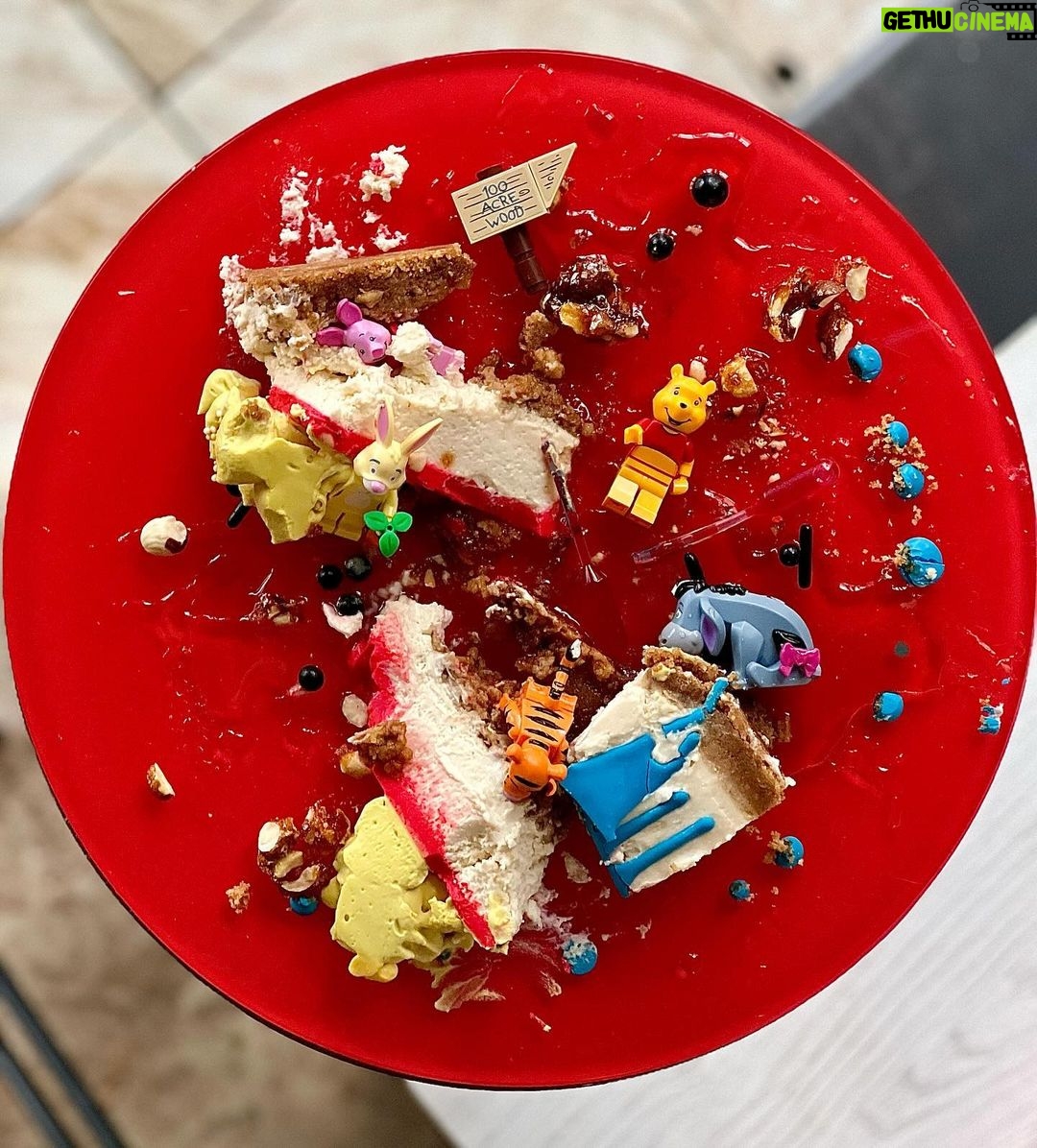 Šárka Divácká Instagram - MEDVÍDEK PÚ CHEESECAKE🍯🐻 Naši milí polní i ti přespolní, žili byli, kdesi daleko ve stokorcovém lese, zvířátka: Ijáček, Prasátko, Králík, Tygr a Medvídek Pú. Známá to parta. ✨ A podle pana Milneho si tam žili vskutku šťastně. Ale to je jen zdání. On totiž takový život v lese není zrovna žádný med.🍯To se sem tam po lese proběhne slon, který vám všechen ten med chce sníst, prasátko se strachuje i sněhu za vlastními uši a tygr… o tom darmo mluvit. Skákat si po vlastním ocase? 🐯 A co narozeniny? Na ty se ve stokorcovém lese také přece nezapomíná a slavit se musí. A to hodně svojsky. Teď naposledy totiž dortem od nás. Přímo pro samotného Medvídka Pú. A co obsahuje? 🍰 Medu spousty, javorového sirupu ještě více. Také ořechů a medovice. Tvarohu žejdlík pro zdraví. Nuž, chutnalo jim. Zvěřinci. Ode dneška ho u nás můžete ochutnat také. ❤️✨🍯 A teď malá ochutnávka z oslavy narozenin: „Pú, co chceš za dárek?“ ptá se prasátko „Kdo, já?“ „Ano, ty?“ „Co chci já, vím nejlíp já sám.“ „Ale to je co?“ „Vím já!“ 🍯 Dobrou noc a alou do blázince nebo k nám na dort MEDVÍDEK PÚ. #sorrypecemejinak #medvidek #winniethepooh #honey #honeycake #crazycake #pastrylife #nuts #cheesecake #cheesecakelovers #cheesecakefactory #wau SORRY - PEČEME JINAK