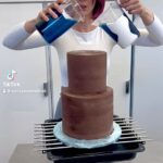 Šárka Divácká Instagram - OTEVÍRACÍ DOBA 5.- 6. ČERVENCE – máme otevřeno (a to i po zbytek prázdninového týdne) 🤗 Naše milé sladké Brno, i ti přespolní, kteří k nám míříte z dalších koutů České Republiky. Zítra je tomu 1160 let, kdy k nám doslova přes hory a doly Cyril s Metodějem přinesli vzdělanost a křesťanství. ✨ A jak by ilustroval autor Oprásků sčeskí historje, 608 let od té doby, kdy první český astronaut shořel okamžitě při startu. Hlavně nás za tento černý humor neupalte na hranici a raději se stavte na něco dobrého. 🤗🙏 Otevřeno máme pořád stejně, svátky nesvátky, každý den od 10 do 20 hod. ❤️ #sorrypecemejinak #mirrorglazecake #mirrorglaze #pastry #pastrychef #artcake SORRY - PEČEME JINAK