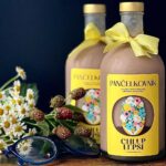 Šárka Divácká Instagram - “PANČELKOVNÍK” 🧑‍🏫🎒📚Naši milí, polní i ti přespolní… Máme tu červen. A červen se nese v duchu konce roku a vysvědčení. Vysvědčení u nás v Sorrýčku znamená PANČELKOVNÍK alias ten nejhustší vaječný likér pro všechny paní učitelky. ✨Za odměnu. Za jejich péči, trpělivost, za to, co všechno nás za celý školní rok naučily. Letošní "O chlup lepší edici" likérů pro paní učitelky jsme dochutili čokoládou a lískovým oříškem. Chutná tedy jako tekutá bonboniéra. 🤗🤌Tak snad to nebude na reparát. ❤️ Likér Pančelkovník si můžete po celý červen vyzvedávat u nás na Křídlovické a nebo si ho nechat zaslat až domů prostřednictvím našeho formuláře a to klidně i na Slovensko. Odkaz na formulář najdete na našich fcb stránkách. 🙏👉#sorrypecemejinak #brno #kamvbrne #eggnog #vajecnyliker #vysvedceni #chocolate #hazelnut #pastrychef #pastrylove #foodinspiration SORRY - PEČEME JINAK