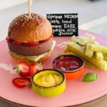 Šárka Divácká Instagram - ICE CREAM BURGER – ZMRZLINOVÝ HAMBÁČ 🍔🍦 Naši milí, co si budeme… Češi jsou národ burgrožroutů a podle našich statistik burger vytlačil už i pizzu, kebab a grilovaná kuřata. 🐥Kdo ještě nenavštívil nějaký burgerový festival, jako by nebyl. A který podnik nemá v nabídce burger, jako by neexistoval. 🤷‍♀️ A tak se neskutečné stalo skutečností, a i my jsme se rozhodli mít od zítřka v nabídce ten náš. Ale zmrzlinový. A z čeho se skládá? 🤓 1) Fermentovaná BRIOŠKA 2) Mučenková ZMRZLINA v mléčné čokoládě 3) Kokosová MAJONÉZA 4) Opražené mandle, čerstvá jahoda a okurka 👉A co by to bylo za burger, kdyby neměl svoje hranolky a nebyl v meníčku? To naše MENU obsahuje: 1) ICE CREAM BURGER 2) Bazalkové HRANOLKY 3) Jahodový KEČUP 4) Mangovou MAJONÉZU. 👉ICE CREAM BURGER VÁM PŘIPRAVÍME AUTOMATICKY V ÚPRAVĚ MEDIUM. POKUD MÁTE RADĚJI ÚPRAVU RARE, S KONZUMACÍ POČKEJTE 3-5 MINUT. 🍔🤗 👉K dostání celoročně každý den do vyprodání zásob. 😁#sorrypecemejinak #icecream #icecreamburger #pastrychef #pastry #burgerfestival #burger #burgerlover #burgerfest #burgerporn SORRY - PEČEME JINAK