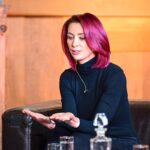 Šárka Divácká Instagram - NA KAFEEČKO aneb o čem si povídala naše Šárka s Miluškou Bittnerovou v její talkshow (odkaz najdete na našich fcb stránkách nebo rovnou na youtube). 👉 O tom, že i pro Pražáka má cenu jet do Brna kvůli divadlům, orloji a našemu „Sorrýčku“ 😉 Povídání o přesunu „Šárky Pražačky“ do Brna a její životní cestě, o hledání sama sebe a propojování všeho, co ji v životě potkalo v jednu velkou cukrářskou jízdu, o našem Mechovém dortu, o neobvyklých kombinacích a chutích, o propojení cukrařiny s chemií a dalšími obory, o cukrářských a kuchařských trendech, o mezioborovosti v gastru, o tom, „jak to celé funguje“a že práci v gastru musíte milovat, abyste ji mohli dělat dobře, o tom, jak je důležité mít „svůj tým“, o „Sorrýčkovém“ barevném cirkusu a spojení s origami nebo o Šárčině nemoci, která jí v konečném důsledku „pomohla v kariéře“ a o „špetce lásky“, která je evidentně všemocná 😊❤️. #sorrypecemejinak #nakafeecko #pastry #interview SORRY - PEČEME JINAK