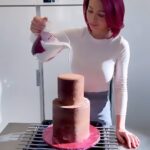 Šárka Divácká Instagram - PŘÍRUČKA SVATEBNÍCH DORTŮ. 🤗 Naše milé sladké NEVĚSTY a CUKRÁŘKY, které potencionálním nevěstám připravujete jejich vysněný svatební dort. Sepsali jsme pro nás i vás podrobný manuál (tzv. PŘÍRUČKU SVATEBNÍCH DORTŮ) a posíláme ji “do oběhu”. Ta slouží: 1) Právě NEVĚSTÁM, aby si u NÁS vybrali ten svůj nejdokonalejší dort, zorientovali se v nabídce a v teple domova si potom se svou drahou polovičkou vše promysleli. Najdete v něm veškeré informace, které vám při objednávání svatebního dortu nedají spát (ohledně vzhledu, příchutě, velikosti, ceny, …). Svatební a plavková sezóna 2023 se blíží. 🤗 2) A také vám CUKRÁŘKÁM pro ty vaše nevěsty. PŘÍRUČKA SVATEBNÍCH DORTŮ vám ušetří spoustu času a energie s komunikací a domluvou s nevěstami, které zbaví strachu z převozu dortu a usnadní jim rozhodování. Najdete v ní i spoustu dalších tipů a cukrářských technologických fíglů. Doufáme, že se vám PŘÍRUČKA BUDE HODIT. PŘIZPŮSOBTE SI JI PODLE SVÉ NABÍDKY, KOPÍRUJTE A POSÍLEJTE JI DÁL. SVATBY JSOU NÁROČNÉ PRO VŠECHNY STRANY, A TAK AŤ SI TO CO NEJVÍCE USNADNÍME A NAVZÁJEM SI POMŮŽEME. ❤️🙏Odkaz najdete na našich fcb stránkách nebo si o něj napište. #trvalotosakradlouho #weddingcake #sorrypecemejinak #kamvbrne #pastry #pastrylife #mirrorglazecake #cheflife SORRY - PEČEME JINAK