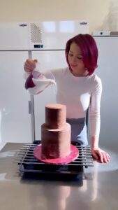 Šárka Divácká Instagram - PŘÍRUČKA SVATEBNÍCH DORTŮ. 🤗 Naše milé sladké NEVĚSTY a CUKRÁŘKY, které potencionálním nevěstám připravujete jejich vysněný svatební dort. Sepsali jsme pro nás i vás podrobný manuál (tzv. PŘÍRUČKU SVATEBNÍCH DORTŮ) a posíláme ji “do oběhu”. Ta slouží: 1) Právě NEVĚSTÁM, aby si u NÁS vybrali ten svůj nejdokonalejší dort, zorientovali se v nabídce a v teple domova si potom se svou drahou polovičkou vše promysleli. Najdete v něm veškeré informace, které vám při objednávání svatebního dortu nedají spát (ohledně vzhledu, příchutě, velikosti, ceny, …). Svatební a plavková sezóna 2023 se blíží. 🤗 2) A také vám CUKRÁŘKÁM pro ty vaše nevěsty. PŘÍRUČKA SVATEBNÍCH DORTŮ vám ušetří spoustu času a energie s komunikací a domluvou s nevěstami, které zbaví strachu z převozu dortu a usnadní jim rozhodování. Najdete v ní i spoustu dalších tipů a cukrářských technologických fíglů. Doufáme, že se vám PŘÍRUČKA BUDE HODIT. PŘIZPŮSOBTE SI JI PODLE SVÉ NABÍDKY, KOPÍRUJTE A POSÍLEJTE JI DÁL. SVATBY JSOU NÁROČNÉ PRO VŠECHNY STRANY, A TAK AŤ SI TO CO NEJVÍCE USNADNÍME A NAVZÁJEM SI POMŮŽEME. ❤️🙏Odkaz najdete na našich fcb stránkách nebo si o něj napište. #trvalotosakradlouho #weddingcake #sorrypecemejinak #kamvbrne #pastry #pastrylife #mirrorglazecake #cheflife SORRY - PEČEME JINAK