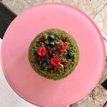 Šárka Divácká Instagram - DORTOVÉ MINIATURY. 🎂 7 statečných, 7 hladových nebo 7 trpaslíků? Ani jedno ani druhé. Ani kočka ani pes. Ale 7 miniatur našich/vašich nejoblíbenějších dortů. 🍰 Rozhodli jsme se je zmenšit a vyhovět tak těm, kteří neholdují velkým narozeninovým oslavám s ohňostrojem, šampaňským a jahodami v čokoládě. 🍓🍫🥂Naše „miminka“ zvládnou sníst dva stateční jedlíci, ale nasytí klidně i 4-5 trpaslíků. A jak že je dort vlastně velký? Fotky napoví. Měřítko byl jeden mobilní telefon. 😊✨Tak… “hej houuuu, hej, houuuu, trpaslíci jdou…” 😀Odkaz na objed.form. najdete v BIU. #sorrypecemejinak #miniature #minicake #pastry #mosscake #mosscakeoriginal #redvelvet #velvetcake #brno #brnocity #pastry #pastrychefs SORRY - PEČEME JINAK
