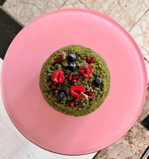 Šárka Divácká Instagram - DORTOVÉ MINIATURY. 🎂  7 statečných, 7 hladových nebo 7 trpaslíků? Ani jedno ani druhé. Ani kočka ani pes. Ale 7 miniatur našich/vašich nejoblíbenějších dortů. 🍰 Rozhodli jsme se je zmenšit a vyhovět tak těm, kteří neholdují velkým narozeninovým oslavám s ohňostrojem, šampaňským a jahodami v čokoládě. 🍓🍫🥂Naše „miminka“ zvládnou sníst dva stateční jedlíci, ale nasytí klidně i 4-5 trpaslíků. A jak že je dort vlastně velký? Fotky napoví. Měřítko byl jeden mobilní telefon. 😊✨Tak… “hej houuuu, hej, houuuu, trpaslíci jdou…” 😀Odkaz na objed.form. najdete v BIU. #sorrypecemejinak #miniature #minicake #pastry #mosscake #mosscakeoriginal #redvelvet #velvetcake #brno #brnocity #pastry #pastrychefs