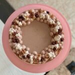 Šárka Divácká Instagram - Naše novinka: BUĎ „HRNEČKU VAŘ“ cheesecake Naše milé sladké Brno. Pojď se s námi mrknout na pohádku „Hrnečku vař.“ Jestli si jí chcete připomenout, byla o mladé holce, její chudé matce, žebračce a roztodivném hrníčku. Ovládat jste ho mohli pomocí slůvek „Vař“ a „Dost!. Když jste ho zapomněli „odvolat“ prokousávali se kaší všichni sedláci ve vesnici. A vy se nově můžete prokousávat tou naší, KAŠÍ. Na rozdíl od té pohádkové, ta naše krupičná kaše je kromě kakaa a skořice ochucená ještě čokoládou a kokosem. Posypaná karamelovou drobenkou a přelitá máslem. A DOST. POHÁDKY JE KONEC! 😊 Odkaz na náš objednavkový formulář najdete v BIU 😉🙏. SORRY - PEČEME JINAK