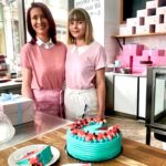 Šárka Divácká Instagram - NENÍ MALÝCH ROLÍ aneb film PŘÁNÍ K NAROZENINÁM. 🤗Naše milé sladké Brno, režisérka Marta Ferencová natočila film, na který můžete momentálně zajít do kina. A proč ho zmiňujeme? Není to totiž úplně poprvé, co se ve filmu objevily naše dorty, ale poprvé se ve filmu objevila i naše červená Šárka. ✨No, nedostala zrovna hlavní roli, jen se ve filmu mihne, neřekne ani hlásku, a ani do obličeje jí vidět není. 🤦‍♀️Ale znáte to, není malých rolí a každý štěk se počítá… 😅 A schválně, kolik z vás ji tam objeví…? Ale naše dorty ve filmu poznáte určitě - jen se s dovolením distancujeme od velké 4 patrové čokoládové dortové „atrapy“. 🤭🍭Přejeme filmu Přání k narozeninám, ať se divákům líbí a daří se mu. 🫶🙏#sorrypecemejinak #sorrydortyvefilmu @prani_k_narozeninam_film #igororozovic #tomasklus #evaholubova #jaroslavdusek #adalsiskveliherci #film #premiera #brno #brnocity SORRY - PEČEME JINAK