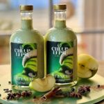 Šárka Divácká Instagram – „GREENCH“ – „O CHLUP LEPŠÍ“ POHÁDKOVÉ VÁNOCE
Naši milí vánočně naladění. Přivítejte hlavního protagonistu našeho likérového seriálu. 
Mr. GREENCHE. 🎄🍏
Stejně jako jeho představitel, v nadčasové vánoční klasice od dr.Seusse, má i náš likér srdce tvrdé jako kámen, je zelený, a tak trošinku ošklivý. 😉Také docela zlomyslný a může se zdát, že vám bude chtít dokonce zkazit i Vánoce. 🤭🎄 Kdy jindy se však zázraky stávají skutečností? ✨ No, přece právě o Vánocích. A náš likér GREENCH takový malý zázrak je. Ačkoliv kombinace zeleného jablka, absinthu, skořice a medu, je překvapivá a můžete si myslet, že to není váš šálek čaje, opak je pravdou. Budete překvapeni, jak moc lahodný Mr. GREENCH je. 🍏Plný vtipu a radosti, lásky a vánočního poblouznění. Stejně jako v pohádce, vše dobře dopadne. Věřte nám, že se nebudete moci toho vánočního příběhu nabažit. ✨🫶🙏Likéry najdete na našich web.stránkách a zasíláme j epo celé ČR i SR. ✨ “WHY ARE YOU SO MEAN, MR.GREENCH?” 😅#sorrypecemejinak #greench #grinch #eggnog #absinth #apple #sourapple #cinammon #honey #vajecnyliker #brno #brnomycity #czechrepublic SORRY – PEČEME JINAK