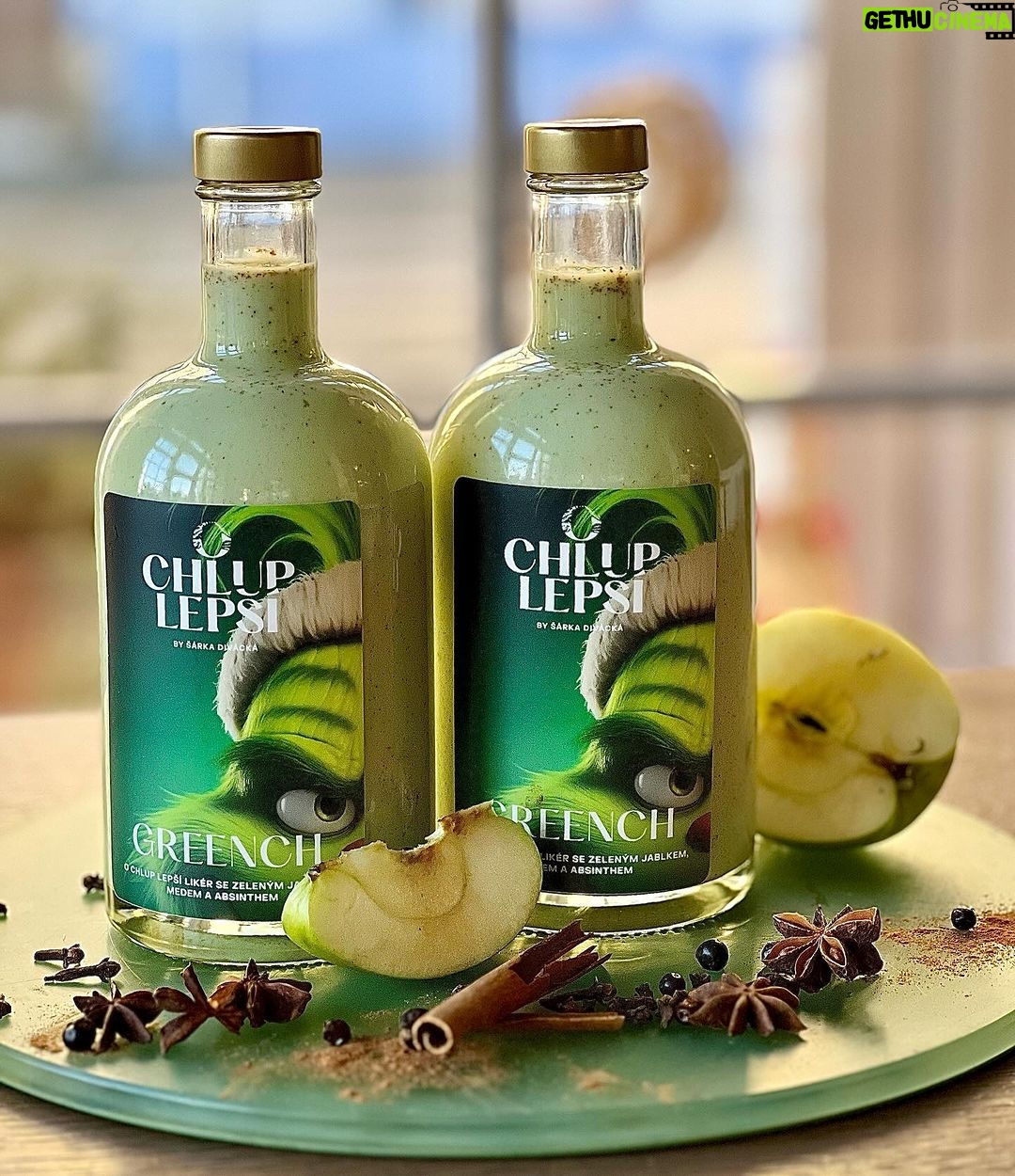 Šárka Divácká Instagram - „GREENCH“ – „O CHLUP LEPŠÍ“ POHÁDKOVÉ VÁNOCE Naši milí vánočně naladění. Přivítejte hlavního protagonistu našeho likérového seriálu. Mr. GREENCHE. 🎄🍏 Stejně jako jeho představitel, v nadčasové vánoční klasice od dr.Seusse, má i náš likér srdce tvrdé jako kámen, je zelený, a tak trošinku ošklivý. 😉Také docela zlomyslný a může se zdát, že vám bude chtít dokonce zkazit i Vánoce. 🤭🎄 Kdy jindy se však zázraky stávají skutečností? ✨ No, přece právě o Vánocích. A náš likér GREENCH takový malý zázrak je. Ačkoliv kombinace zeleného jablka, absinthu, skořice a medu, je překvapivá a můžete si myslet, že to není váš šálek čaje, opak je pravdou. Budete překvapeni, jak moc lahodný Mr. GREENCH je. 🍏Plný vtipu a radosti, lásky a vánočního poblouznění. Stejně jako v pohádce, vše dobře dopadne. Věřte nám, že se nebudete moci toho vánočního příběhu nabažit. ✨🫶🙏Likéry najdete na našich web.stránkách a zasíláme j epo celé ČR i SR. ✨ “WHY ARE YOU SO MEAN, MR.GREENCH?” 😅#sorrypecemejinak #greench #grinch #eggnog #absinth #apple #sourapple #cinammon #honey #vajecnyliker #brno #brnomycity #czechrepublic SORRY - PEČEME JINAK