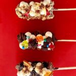 Šárka Divácká Instagram – Neseme Vám zimu – Autumn/Winter Collection – Tyč&Cheesecake ❄️🎄
Naši milí zimomřiví. Zmrzlina a teď zimě? Je to tak. Nezbláznili jsme se. Naše nová kolekce je plná hřejivého koření a nese se v duchu české tradice/klasiky. 🇨🇿Máme pro vás Míša dort s brownies, Hraběnčiny řezy s vlašskými ořechy polité máslem a Povidlový perník s karamelem. A všechny jsou ozdobené tvarohem, špetkou lásky a jsou prostě… VYNIKAJÍCÍ. ❤️
A jaké má jezení zmrzliny v zimě výhody? 
1)  Rozhodně se vám nerozteče.✌️
2)	Onemocnět po zmrzlině v zimě je mnohem složitější než v létě.🥴
3)	Podle odborníků si tím také posilujete imunitu. Vlastně se otužujete. 🤭
4)	Nepůjdou po vás vosy ani žádný jiný otravný hmyz.🪰🦟
5)	Rozhodně na zmrzlinu nebude stát taková fronta. 👨‍👩‍👧‍👦
6)	A také něco uděláte pro své zdraví. Při procházce k nám do Sorrýčka pro svůj Tyč & cheesecake spálíte alespoň nějaké kalorie.🤸 #sorrypecemejinak #tycandcheesecake #cheesecakeonastick #cheesecake #frozen #icecream #winter #pastry #cake #czech #brno #brnocity #pastrychef SORRY – PEČEME JINAK