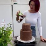 Šárka Divácká Instagram – CUKRÁŘ WANTED
Naše milé sladké Brno a okolí. Opět hledáme. A proč? Jsme totiž samé holky a ty se zasnubují, do roka a do dne vdávají a pak čekají až přiletí čáp. ✨Vzlyk… 🥹A tak nám opět chybí další ruce. Ty vaše. (čekat na všechnu tu drobotinu, než doroste do produktivního věku, totiž nemůžeme🙈🤭). 
A co je (ty ruce) můžeme naučit? A s čím a na čem budou pracovat? Tak čtěte dále a vám ostatním (moc) děkujeme za případné sdílení! ❤️🙏
Životopisy a kontaktní informace posílejte na info@sorry-jinak.cz

Nabízíme: 
• Nadstandardní platové ohodnocení 
• Práci s nejnovějšími technologiemi (TEMPEROVACÍ STROJ, THERMOMIX, ETÁŽOVÁ PEC MIWE CONDO atp)
• Porozumění cukrářským procesům z technologického hlediska (např. vyvažování receptury, chápání procesů, které jsou spojené s mísením surovin, šleháním, PH, vlhkostí vzduchu atp.)
• Při postupném chápání procesů, následuje možnost vytváření vlastních originálních receptur
• Kreativní prostředí, zázemí skvěle fungujícího podniku s přátelským a sehraným kolektivem
• Uznání za kvalitně odvedenou práci a možnost seberealizace (často je u nás slyšet „Dobrá práce, týme“)

Náplň práce:
• Příprava, tvoření a prezentace dortů a dalších dezertů z kvalitních surovin v souladu s filozofií Sorry pečeme jinak
• Tvoření a vyvíjení receptů z neobvyklých kombinací surovin spolu s udržováním čistého a bezpečného pracovního prostředí

Požadujeme:
• Ambici pracovat v Sorry, pj dlouhodobě, být rozhodnutý pro práci cukráře a zájem o samotnou práci
• Zkušenost s gastro provozem (příp. zkušenosti a ochotu pracovat krátký/dlouhý týden)
• Kreativní a otevřenou mysl
• Preciznost a trpělivost s vlastní osobou při zaučování
• Schopnost samostatně a rychle se rozhodovat
• Pracovitost, svižnost a odolnost vůči stresu
• Schopnost týmové spolupráce