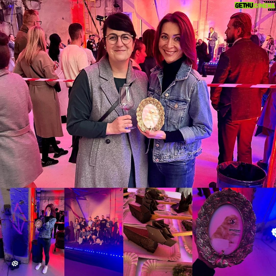 Šárka Divácká Instagram - Zprávy z regionu: Včera se v Brně děly velké věci.👉 V prostorách Velké Zbrojovky se udílelo oceněné GOURMET Brno a ze sedmi nominovaných kategoriích (od restaurací, přes bary až po kavárny a cukrárny) naše Sorrýčko získalo prvenství v „té své sladké“. ❤️🧁Takové oceňování podniků je podle nás strašně krásná a bohulibá věc a jen díky této iniciativě TIC Brno může každý turista “ochutnat” to nejlepší, co Brno nabízí a to celé brněnské gastro posouvá vpřed. 🙏🫶 Moc všem děkujeme za podporu, bez Vás by nebylo nás. ❤️🙏✨a kdyby vás zajímaly pikantnosti z vyhlašování, tak Šárka a Šárka na pódiu nepředvedly žádný extra výkon a radši se dnes se zbytkem týmu zase vrátily k pečení dortů. 😁🤌🙏Přečíst si o celé akci můžete na @ticbrno nebo @forbescesko… na našich fcb stránkách, sdílíme link. ❤️ Ještě jednou děkujeme!! 🙏✨#sorrypecemejinak #ticbrno #brno #kamvbrne #brnocity #dekujeme #forgastro SORRY - PEČEME JINAK
