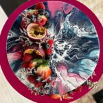 Šárka Divácká Instagram – VÁNOČNÍ OTEVÍRACÍ DOBA 🎄☃️
Naši milí polní i ti přespolní. Jako každý rok v tomto čase uveřejňujeme OTEVÍRACÍ DOBU. A jako každý rok je stejná. 😉Kdo si pamatuje, listuje už jen galerií dortů Super Cirkus a Mirror glaze. No a ti ostatní pokračují ve čtení. 🤗Ale než se k otevírací době dostaneme, opozdilci se můžou ještě zítra stavit pro svůj „O chlup lepší likér“ a ti ostatní na předvánoční kousek dortu a dobrou kávu. 🎄❤️ A teď už konečně k věci: 
23/12 10:00 – 17:00
24/12 – 27/12 ZAVŘENO
28/12 10:00 – 20:00 
29/12 10:00 – 20:00 
30/12 10:00 – 20:00
31/12 10:00 – 17:00
1/1 – 2/1 ZAVŘENO
3/1 – 10:00 – 20:00 
#sorrypecemejinak #brno #brnomycity #czechrepublic #czechfood #kamvbrne #supercirkus #cake #crazycake #pastrylove #pastrychef #colourful #colorcake #opening #dorty #cokolada #cokoladovydort SORRY – PEČEME JINAK