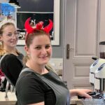 Šárka Divácká Instagram – „O CHLUP LEPŠÍ POHÁDKOVÉ VÁNOCE“ SE CHÝLÍ KE KONCI ☃️💫
Naši milí likérů a karamelů chtivý. Vánoce jsou již za dveřmi a s blížícím se Novým rokem, začínáte být netrpělivý a množí se nám spousta dotazů, týkající se objednávání likérů a karamelů, jejich osobních odběrů nebo zaslání. 🎄
Pojďme si na to tedy posvítit a zrekapitulovat: 
1)  Likéry si můžete vybrat a objednat na našich webových stránkách: www.sorry-jinak.cz ✨
2)	Ti polní si svůj likér mohou vyzvednou u nás osobně na Křídlovické v Brně. Doporučujeme si je zarezervovat přes webové stránky. 
3)	Ti přespolní, kteří jsou z daleka, ale i tak chtějí svůj likér popíjet pod vánočním stromečkem nebo ho někomu darovat, doporučujeme objednat do středečních 10:00 hod. 
4) A ti, kteří si objednají likér později, nemusí smutnit. Rádi vám ho také zašleme, ale pochutnáte si na něm až v týdnu po Vánocích. 💫Ale zase je to týden před Silvestrem, kdy se objíždí všichni příbuzní a vesele tloustne u pohádek. 😉Možná krásnější čas, než samotný Štědrý den. ☃️🎄❤️
TAK AŤ LIKÉRY CHUTNAJÍ A UDĚLAJÍ RADOST. ŠŤASTNÉ A LIKÉROVÉ. 🎄 #sorrypecemejinak #christmas #christmastree #eggnog #pastry #pastrychef #liquor #vajecnyliker #czechrepublic #brno #sweet #creative SORRY – PEČEME JINAK