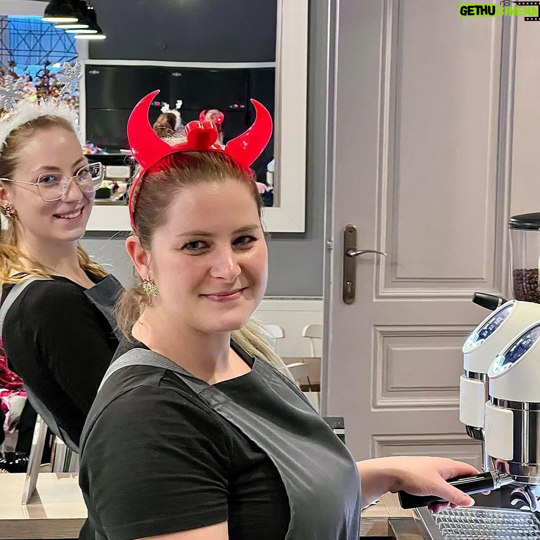 Šárka Divácká Instagram - „O CHLUP LEPŠÍ POHÁDKOVÉ VÁNOCE“ SE CHÝLÍ KE KONCI ☃️💫 Naši milí likérů a karamelů chtivý. Vánoce jsou již za dveřmi a s blížícím se Novým rokem, začínáte být netrpělivý a množí se nám spousta dotazů, týkající se objednávání likérů a karamelů, jejich osobních odběrů nebo zaslání. 🎄 Pojďme si na to tedy posvítit a zrekapitulovat: 1) Likéry si můžete vybrat a objednat na našich webových stránkách: www.sorry-jinak.cz ✨ 2) Ti polní si svůj likér mohou vyzvednou u nás osobně na Křídlovické v Brně. Doporučujeme si je zarezervovat přes webové stránky. 3) Ti přespolní, kteří jsou z daleka, ale i tak chtějí svůj likér popíjet pod vánočním stromečkem nebo ho někomu darovat, doporučujeme objednat do středečních 10:00 hod. 4) A ti, kteří si objednají likér později, nemusí smutnit. Rádi vám ho také zašleme, ale pochutnáte si na něm až v týdnu po Vánocích. 💫Ale zase je to týden před Silvestrem, kdy se objíždí všichni příbuzní a vesele tloustne u pohádek. 😉Možná krásnější čas, než samotný Štědrý den. ☃️🎄❤️ TAK AŤ LIKÉRY CHUTNAJÍ A UDĚLAJÍ RADOST. ŠŤASTNÉ A LIKÉROVÉ. 🎄 #sorrypecemejinak #christmas #christmastree #eggnog #pastry #pastrychef #liquor #vajecnyliker #czechrepublic #brno #sweet #creative SORRY - PEČEME JINAK