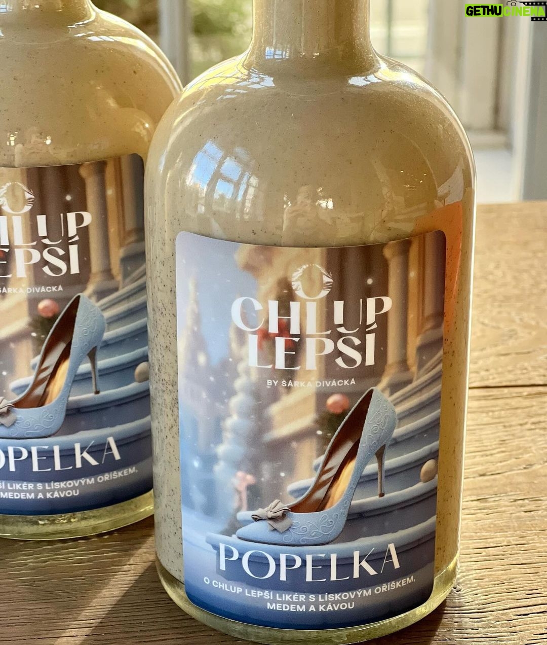 Šárka Divácká Instagram - POPELKA – „O CHLUP LEPŠÍ“ POHÁDKOVÉ VÁNOCE 👑👠🎄 Naši milí vánočně naladění. Naše likérová pohádka se pomalu, ale jistě, chýlí ke konci. 💫 A tu nejhezčí pohádku jsme si nechali na konec. Uznejte sami, co by to bylo za Štědrý den bez POPELKY? Kterak chudá dívka svou krásou a naivitou k milionům/lásce přišla. A dokázala v princi probuzením fetiše/fascinace po své malé nožce a střevíčku, zařídit, aby spolu žili šťastně až do konce všech věků. 👠 Kolik párů bot měli ve svém šatníku, se už žádný ze spisovatelů ani scénáristů neodvážil polemizovat. ❄️ A my jsme si jistí, že kdyby princ ochutnal náš likér, po POPELCE a její nožce ani nevzdechne. Je totiž plný voňavé kávy, sladkého medu a kouzelného lískového oříšku. 🌰☕️Ti dva by se opá(í)jeli láskou a žili šťastně až do smrti. 🫶 Likér POPELKA je do vyprodání zásob, tak si ten svůj ukořistěte dříve, než vám ho princ vyfoukne. Ujistit se můžete na tel.č.: 607112222 a vyzvednout si ho osobně na Křídlovické v Brně. Nebo si ho zarezervujte přes naše web.stránky, kde si je můžete nechat i poslat. A to po celé ČR i SR. #sorrypecemejinak #eggnog #popelka #cinderella #vajecnyliker #coffeedrink #coffeebarideas #liskovyorisek #hazelnut #czechrepublic #brno #brnomycity SORRY - PEČEME JINAK