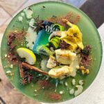 Šárka Divácká Instagram – „GREENCH“ – „O CHLUP LEPŠÍ“ POHÁDKOVÉ VÁNOCE
Naši milí vánočně naladění. Přivítejte hlavního protagonistu našeho likérového seriálu. 
Mr. GREENCHE. 🎄🍏
Stejně jako jeho představitel, v nadčasové vánoční klasice od dr.Seusse, má i náš likér srdce tvrdé jako kámen, je zelený, a tak trošinku ošklivý. 😉Také docela zlomyslný a může se zdát, že vám bude chtít dokonce zkazit i Vánoce. 🤭🎄 Kdy jindy se však zázraky stávají skutečností? ✨ No, přece právě o Vánocích. A náš likér GREENCH takový malý zázrak je. Ačkoliv kombinace zeleného jablka, absinthu, skořice a medu, je překvapivá a můžete si myslet, že to není váš šálek čaje, opak je pravdou. Budete překvapeni, jak moc lahodný Mr. GREENCH je. 🍏Plný vtipu a radosti, lásky a vánočního poblouznění. Stejně jako v pohádce, vše dobře dopadne. Věřte nám, že se nebudete moci toho vánočního příběhu nabažit. ✨🫶🙏Likéry najdete na našich web.stránkách a zasíláme j epo celé ČR i SR. ✨ “WHY ARE YOU SO MEAN, MR.GREENCH?” 😅#sorrypecemejinak #greench #grinch #eggnog #absinth #apple #sourapple #cinammon #honey #vajecnyliker #brno #brnomycity #czechrepublic SORRY – PEČEME JINAK