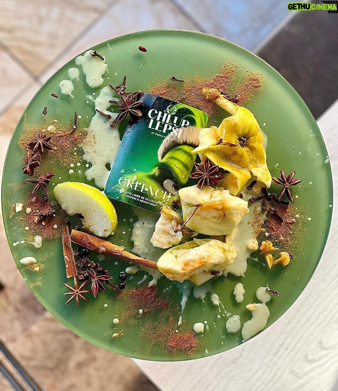 Šárka Divácká Instagram - „GREENCH“ – „O CHLUP LEPŠÍ“ POHÁDKOVÉ VÁNOCE Naši milí vánočně naladění. Přivítejte hlavního protagonistu našeho likérového seriálu. Mr. GREENCHE. 🎄🍏 Stejně jako jeho představitel, v nadčasové vánoční klasice od dr.Seusse, má i náš likér srdce tvrdé jako kámen, je zelený, a tak trošinku ošklivý. 😉Také docela zlomyslný a může se zdát, že vám bude chtít dokonce zkazit i Vánoce. 🤭🎄 Kdy jindy se však zázraky stávají skutečností? ✨ No, přece právě o Vánocích. A náš likér GREENCH takový malý zázrak je. Ačkoliv kombinace zeleného jablka, absinthu, skořice a medu, je překvapivá a můžete si myslet, že to není váš šálek čaje, opak je pravdou. Budete překvapeni, jak moc lahodný Mr. GREENCH je. 🍏Plný vtipu a radosti, lásky a vánočního poblouznění. Stejně jako v pohádce, vše dobře dopadne. Věřte nám, že se nebudete moci toho vánočního příběhu nabažit. ✨🫶🙏Likéry najdete na našich web.stránkách a zasíláme j epo celé ČR i SR. ✨ “WHY ARE YOU SO MEAN, MR.GREENCH?” 😅#sorrypecemejinak #greench #grinch #eggnog #absinth #apple #sourapple #cinammon #honey #vajecnyliker #brno #brnomycity #czechrepublic SORRY - PEČEME JINAK