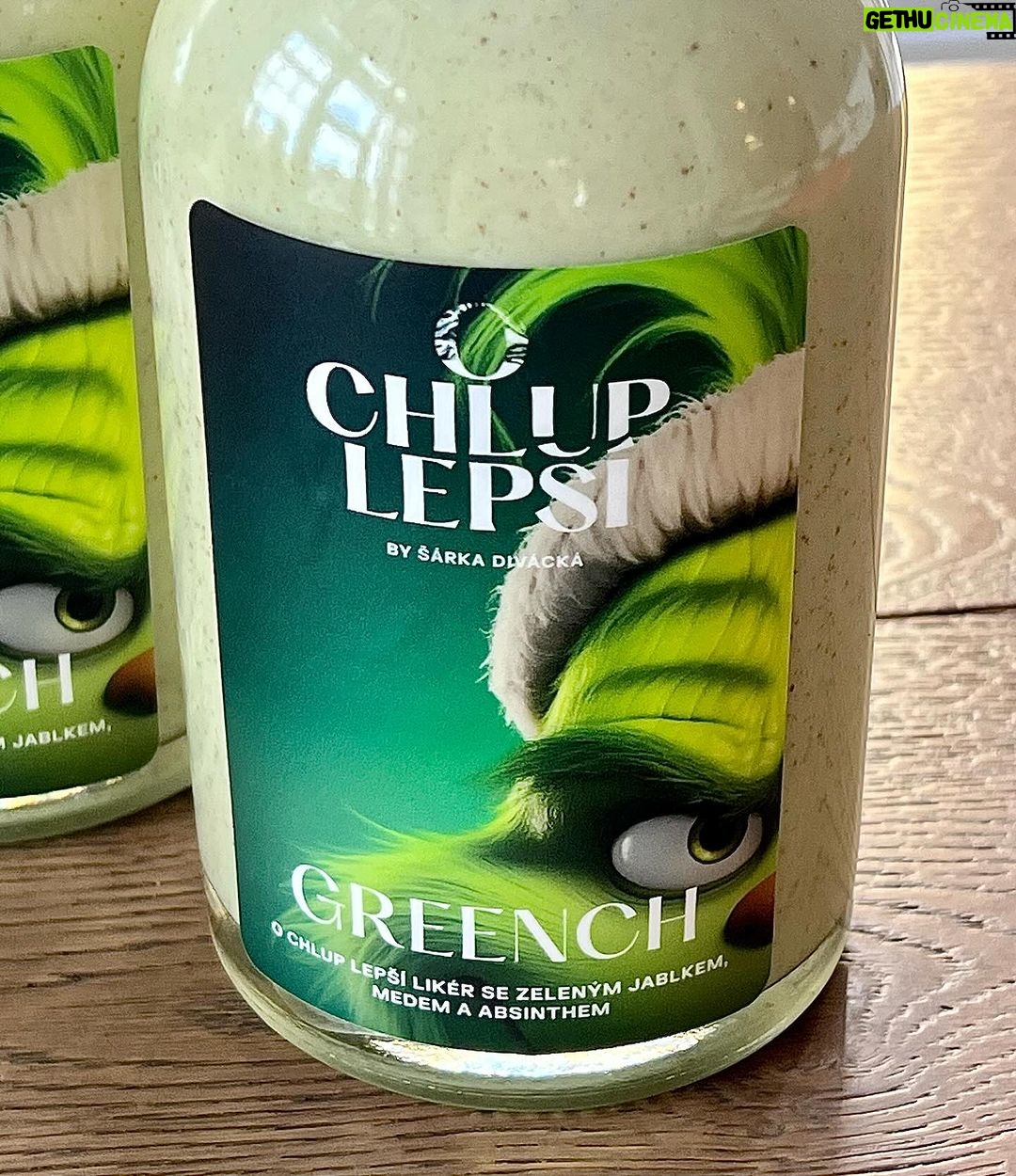 Šárka Divácká Instagram - „GREENCH“ – „O CHLUP LEPŠÍ“ POHÁDKOVÉ VÁNOCE Naši milí vánočně naladění. Přivítejte hlavního protagonistu našeho likérového seriálu. Mr. GREENCHE. 🎄🍏 Stejně jako jeho představitel, v nadčasové vánoční klasice od dr.Seusse, má i náš likér srdce tvrdé jako kámen, je zelený, a tak trošinku ošklivý. 😉Také docela zlomyslný a může se zdát, že vám bude chtít dokonce zkazit i Vánoce. 🤭🎄 Kdy jindy se však zázraky stávají skutečností? ✨ No, přece právě o Vánocích. A náš likér GREENCH takový malý zázrak je. Ačkoliv kombinace zeleného jablka, absinthu, skořice a medu, je překvapivá a můžete si myslet, že to není váš šálek čaje, opak je pravdou. Budete překvapeni, jak moc lahodný Mr. GREENCH je. 🍏Plný vtipu a radosti, lásky a vánočního poblouznění. Stejně jako v pohádce, vše dobře dopadne. Věřte nám, že se nebudete moci toho vánočního příběhu nabažit. ✨🫶🙏Likéry najdete na našich web.stránkách a zasíláme j epo celé ČR i SR. ✨ “WHY ARE YOU SO MEAN, MR.GREENCH?” 😅#sorrypecemejinak #greench #grinch #eggnog #absinth #apple #sourapple #cinammon #honey #vajecnyliker #brno #brnomycity #czechrepublic SORRY - PEČEME JINAK