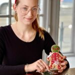 Šárka Divácká Instagram – Naši milí vánočně naladění. ☃️ Kapři už začínají být pomalu ve stresu, připálené cukroví nejde až tolik na krásu, jak se věřilo, z druhého konce světa do ČR konečně dorazily kanadské jedle a když se rozhlédnete, spatříte někde ve sněhu i stopy chytré kmotry Lišky. 🦊Advent a pořádná ladovská zima jak má být. ☃️ A i my v tento čas ctíme tradice. Opět tu máme vánoční voodoo kostlivce a „O chlup lepší“ karamely. 👻🎄Kostlivci jsou plní koření, jak se na správný perník sluší a patří, měkoučcí a voňaví. A v čem jsou „o chlup lepší“ naše karamely? To se v kotlíku na ohni, za stálého míchání metlou z břečťanu, svaří do konzistence hustého lektvaru/krému. Poté se do nich vmíchává čokoláda, dobrá nálada a dochucují se například kokosem a jedlými květy nebo lískovým oříškem. 🫶🤗Objednávat voodoo kostlivce a karamely můžete na našich webových stránkách. Posíláme je po celé ČR i SR. 🫶 #sorrypecemejinak #gingerbread #gingebreadcookies #christmasdecor #pernicky #pernicek #shrek #caramel #karamel SORRY – PEČEME JINAK