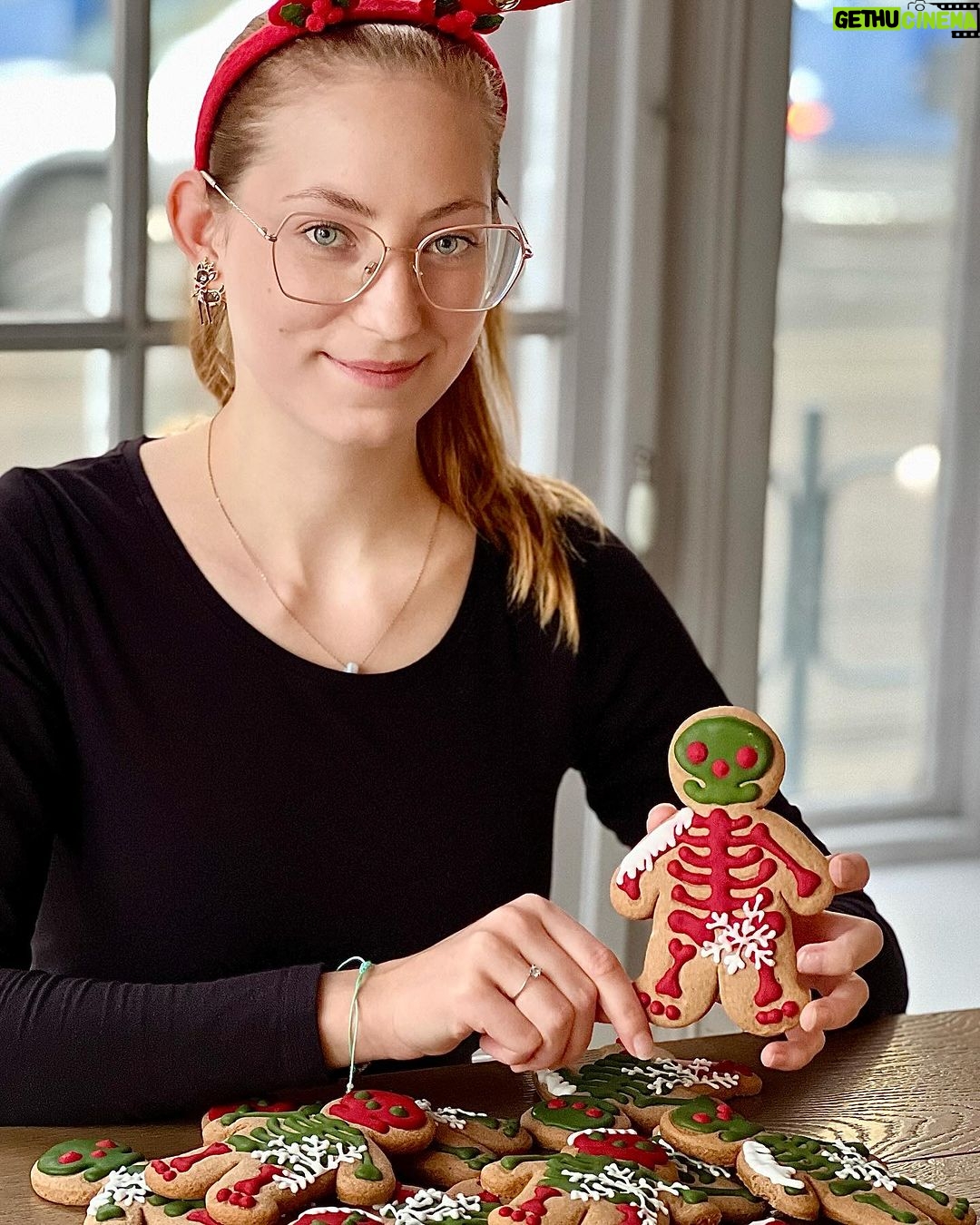 Šárka Divácká Instagram - Naši milí vánočně naladění. ☃️ Kapři už začínají být pomalu ve stresu, připálené cukroví nejde až tolik na krásu, jak se věřilo, z druhého konce světa do ČR konečně dorazily kanadské jedle a když se rozhlédnete, spatříte někde ve sněhu i stopy chytré kmotry Lišky. 🦊Advent a pořádná ladovská zima jak má být. ☃️ A i my v tento čas ctíme tradice. Opět tu máme vánoční voodoo kostlivce a „O chlup lepší“ karamely. 👻🎄Kostlivci jsou plní koření, jak se na správný perník sluší a patří, měkoučcí a voňaví. A v čem jsou „o chlup lepší“ naše karamely? To se v kotlíku na ohni, za stálého míchání metlou z břečťanu, svaří do konzistence hustého lektvaru/krému. Poté se do nich vmíchává čokoláda, dobrá nálada a dochucují se například kokosem a jedlými květy nebo lískovým oříškem. 🫶🤗Objednávat voodoo kostlivce a karamely můžete na našich webových stránkách. Posíláme je po celé ČR i SR. 🫶 #sorrypecemejinak #gingerbread #gingebreadcookies #christmasdecor #pernicky #pernicek #shrek #caramel #karamel SORRY - PEČEME JINAK