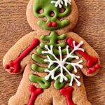 Šárka Divácká Instagram – Naši milí vánočně naladění. ☃️ Kapři už začínají být pomalu ve stresu, připálené cukroví nejde až tolik na krásu, jak se věřilo, z druhého konce světa do ČR konečně dorazily kanadské jedle a když se rozhlédnete, spatříte někde ve sněhu i stopy chytré kmotry Lišky. 🦊Advent a pořádná ladovská zima jak má být. ☃️ A i my v tento čas ctíme tradice. Opět tu máme vánoční voodoo kostlivce a „O chlup lepší“ karamely. 👻🎄Kostlivci jsou plní koření, jak se na správný perník sluší a patří, měkoučcí a voňaví. A v čem jsou „o chlup lepší“ naše karamely? To se v kotlíku na ohni, za stálého míchání metlou z břečťanu, svaří do konzistence hustého lektvaru/krému. Poté se do nich vmíchává čokoláda, dobrá nálada a dochucují se například kokosem a jedlými květy nebo lískovým oříškem. 🫶🤗Objednávat voodoo kostlivce a karamely můžete na našich webových stránkách. Posíláme je po celé ČR i SR. 🫶 #sorrypecemejinak #gingerbread #gingebreadcookies #christmasdecor #pernicky #pernicek #shrek #caramel #karamel SORRY – PEČEME JINAK