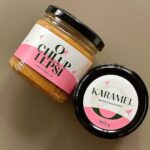 Šárka Divácká Instagram – Naši milí vánočně naladění. ☃️ Kapři už začínají být pomalu ve stresu, připálené cukroví nejde až tolik na krásu, jak se věřilo, z druhého konce světa do ČR konečně dorazily kanadské jedle a když se rozhlédnete, spatříte někde ve sněhu i stopy chytré kmotry Lišky. 🦊Advent a pořádná ladovská zima jak má být. ☃️ A i my v tento čas ctíme tradice. Opět tu máme vánoční voodoo kostlivce a „O chlup lepší“ karamely. 👻🎄Kostlivci jsou plní koření, jak se na správný perník sluší a patří, měkoučcí a voňaví. A v čem jsou „o chlup lepší“ naše karamely? To se v kotlíku na ohni, za stálého míchání metlou z břečťanu, svaří do konzistence hustého lektvaru/krému. Poté se do nich vmíchává čokoláda, dobrá nálada a dochucují se například kokosem a jedlými květy nebo lískovým oříškem. 🫶🤗Objednávat voodoo kostlivce a karamely můžete na našich webových stránkách. Posíláme je po celé ČR i SR. 🫶 #sorrypecemejinak #gingerbread #gingebreadcookies #christmasdecor #pernicky #pernicek #shrek #caramel #karamel SORRY – PEČEME JINAK