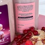 Šárka Divácká Instagram – „O CHLUP LEPŠÍ“ POHÁDKOVÉ VÁNOCE ☃️🌲
Naše milá Česká i Slovenská republiko. Naše vánoční likéry již znáte. Tak se jim pojďme podívat tak trochu na zoubek. 🤗✌️ První, který vám představíme je „O chlup lepší“ LINECKÉ. 🍋 Není to však žádný nováček, už jste ho mohli ochutnat před dvěma lety. A od té doby se po něm ptáte. Tak co zbývalo? Zařadily jsme ho tedy do nabídky. 😅 Protože, co může být lepší, než se hezky doma líznout s naším Lineckým. 😉🌲 Ten je totiž plný červeného rybízu, příjemně nakyslý a voní po vanilce. Tak teď už vám zbývá odložit váleček a připravit rodinu na to, že tento rok bude trochu „jiné“ cukroví. ADULTS ONLY. 😅❤️
Objednávat a rezervovat můžete telefonicky nebo pomocí webových stránek. Likéry zasíláme po celé ČR i SR. Také si je můžete vyzvednout osobně u nás na Křídlovické 32/1 v Brně. Raději si ale předem ten svůj zarezervujte.🤗 #sorrypecemejinak #eggnog #christmas #linzercookies #redcurrant #kamvbrne #brnocity SORRY – PEČEME JINAK