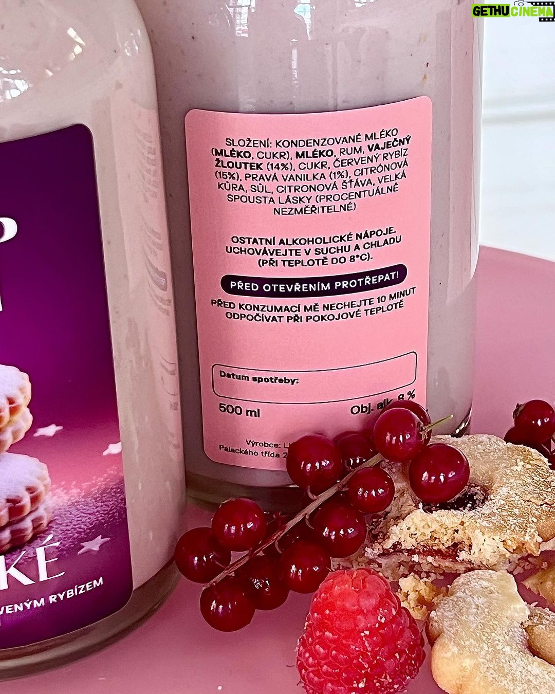 Šárka Divácká Instagram - „O CHLUP LEPŠÍ“ POHÁDKOVÉ VÁNOCE ☃️🌲 Naše milá Česká i Slovenská republiko. Naše vánoční likéry již znáte. Tak se jim pojďme podívat tak trochu na zoubek. 🤗✌️ První, který vám představíme je „O chlup lepší“ LINECKÉ. 🍋 Není to však žádný nováček, už jste ho mohli ochutnat před dvěma lety. A od té doby se po něm ptáte. Tak co zbývalo? Zařadily jsme ho tedy do nabídky. 😅 Protože, co může být lepší, než se hezky doma líznout s naším Lineckým. 😉🌲 Ten je totiž plný červeného rybízu, příjemně nakyslý a voní po vanilce. Tak teď už vám zbývá odložit váleček a připravit rodinu na to, že tento rok bude trochu „jiné“ cukroví. ADULTS ONLY. 😅❤️ Objednávat a rezervovat můžete telefonicky nebo pomocí webových stránek. Likéry zasíláme po celé ČR i SR. Také si je můžete vyzvednout osobně u nás na Křídlovické 32/1 v Brně. Raději si ale předem ten svůj zarezervujte.🤗 #sorrypecemejinak #eggnog #christmas #linzercookies #redcurrant #kamvbrne #brnocity SORRY - PEČEME JINAK
